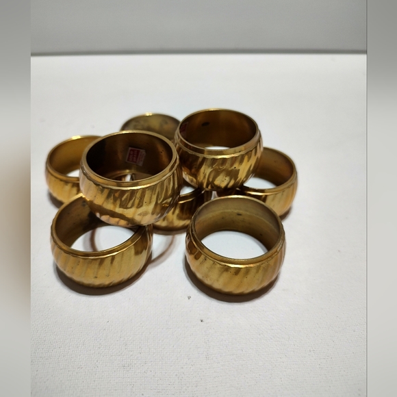Brass ribbed napkin rings - Picture 5 of 10